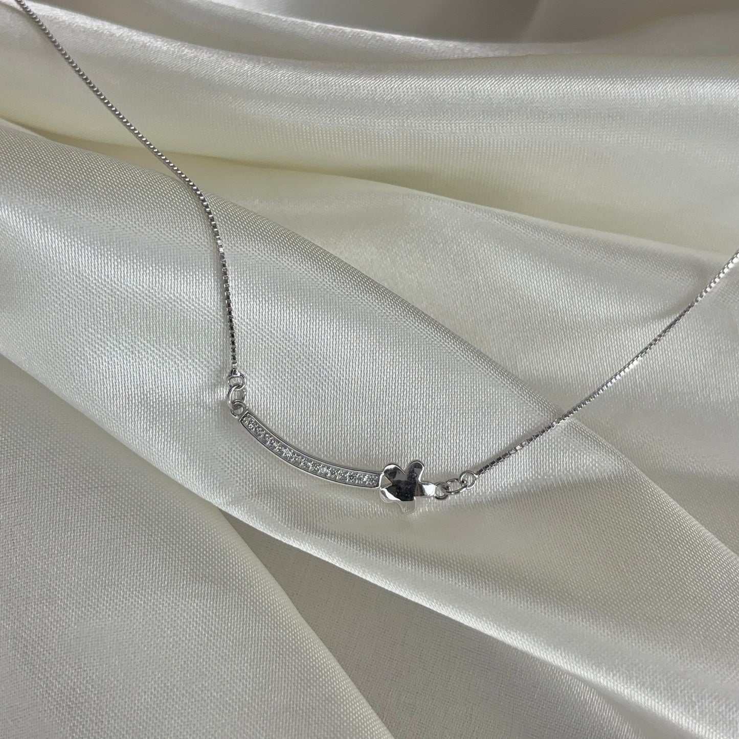 Eternal Curve Necklace – Elegant Heart & CZ Minimalist Necklace